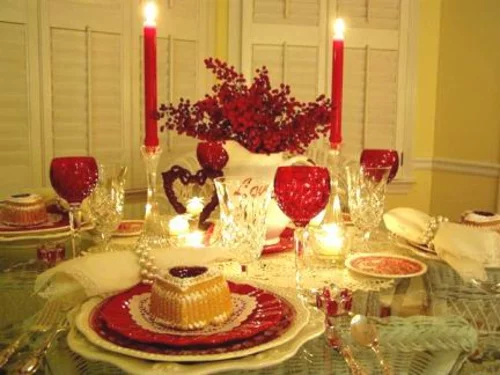 romantische ideen zum valentinstag tischdeko geschirr rot kerzen nachtisch