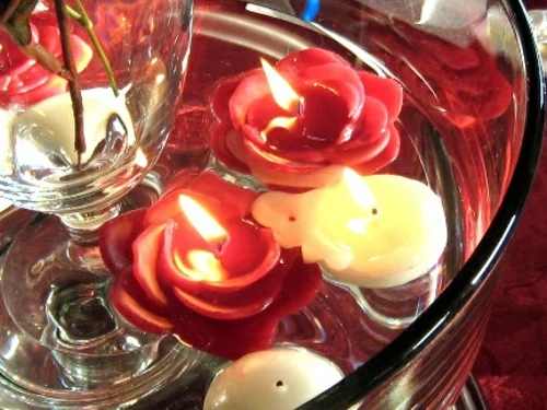 romantische ideen zum valentinstag tischdeko kerzen als rosen rot
