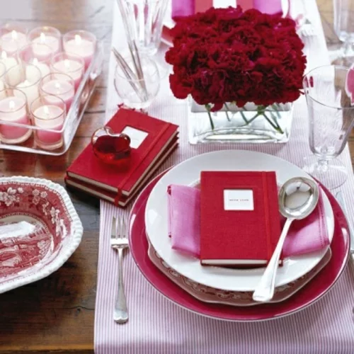 romantische ideen zum valentinstag tischdeko rot rosa geschenk kerzen