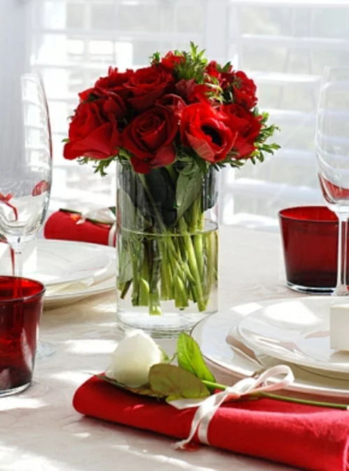 romantische ideen zum valentinstag tischdeko serviettenring mit rose