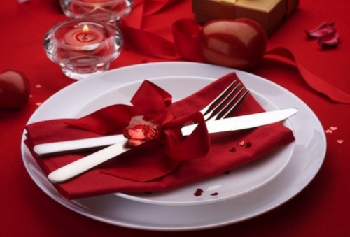 romantische ideen zum valentinstag tischdeko stoffserviette rot