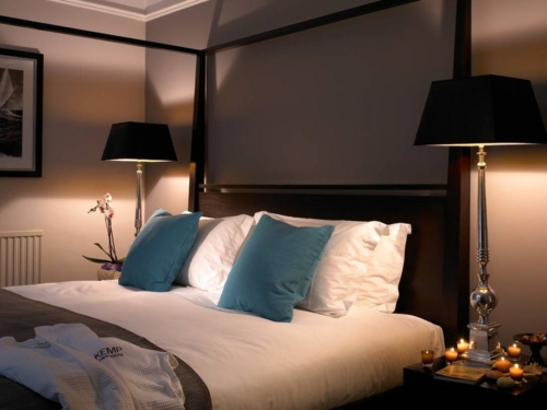 romantisches schlafzimmer beleuchtung gedämpftes licht stehlampen