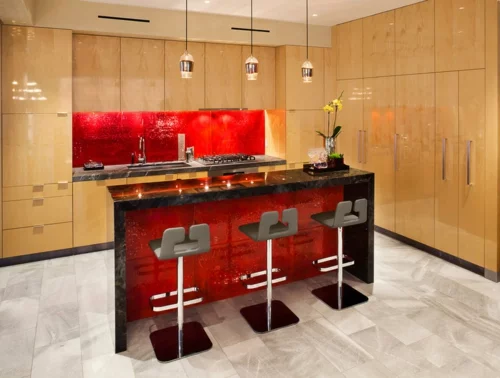 rote Küchenrückwand mosaik fliesen eingebaut küchenschrank