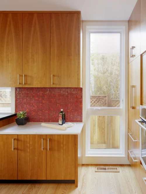 rote Küchenrückwand mosaik fliesen holz küchenschrank