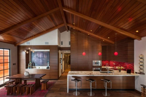 rote Küchenrückwand mosaik fliesen hängelampen holz decke