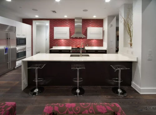 rote Küchenrückwand mosaik fliesen kücheninsel spüle