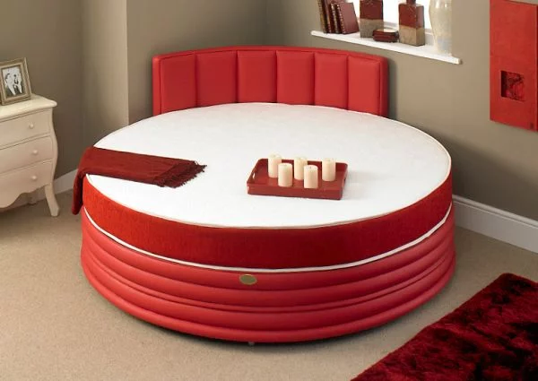 rundes bett schlafzimmer kopfbett rund rot weiß kerzen romantisch