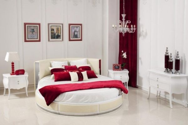 rundes bett schlafzimmer rot weiß kronleuchter