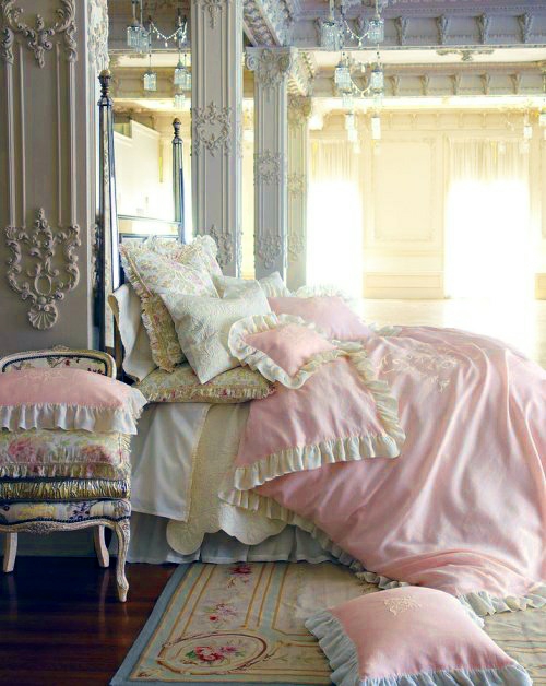 schlafzimmer romantische beleuchtung bett stehlampe rosa weiß ruschen bettwäsche