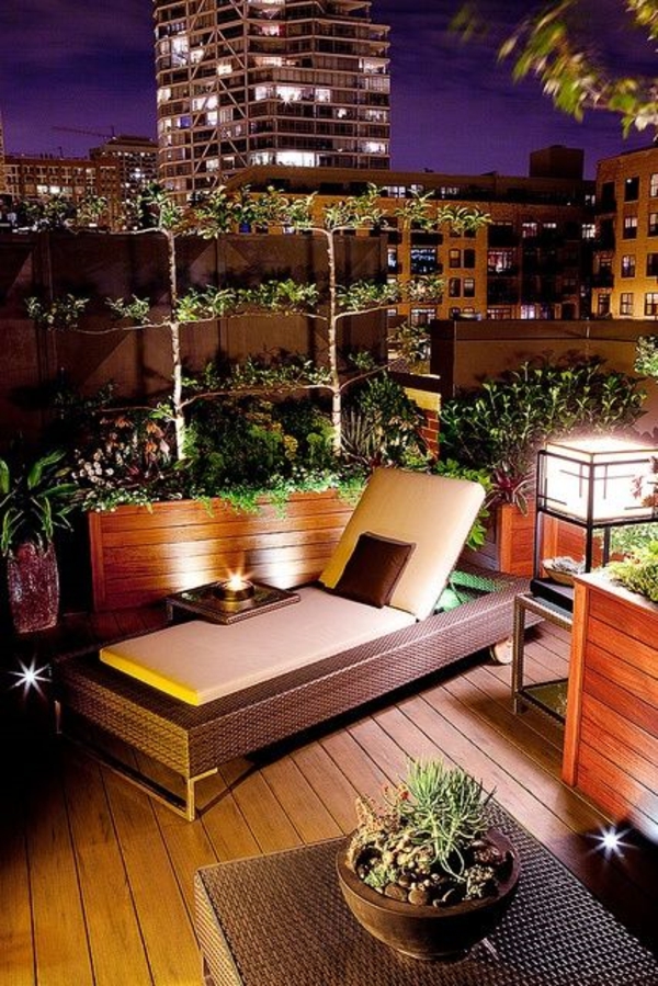 terrassengestaltungsideen holzmöbel liege kletterpflanzen