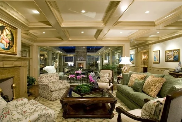 traditionelle Wohnzimmer mit Kassettendecken sofa sessel blumenmuster