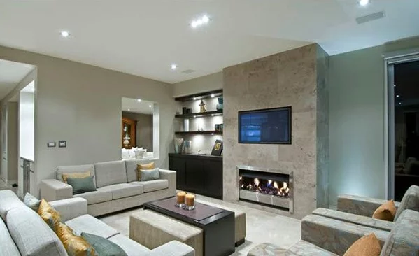 wohnzimmer einrichten design schick schöne graue farbe einbaukamin sofa