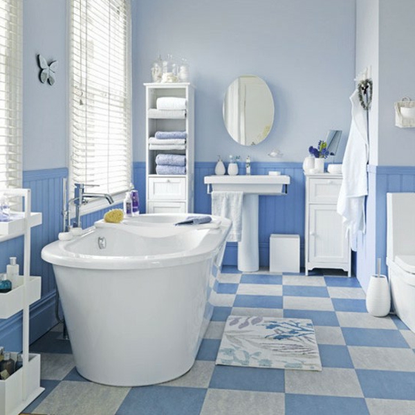 Badezimmer Fliesen Ideen blaue weiß badewanne