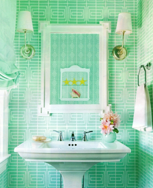 frisch grün Badezimmer und Badezimmerfliesen 