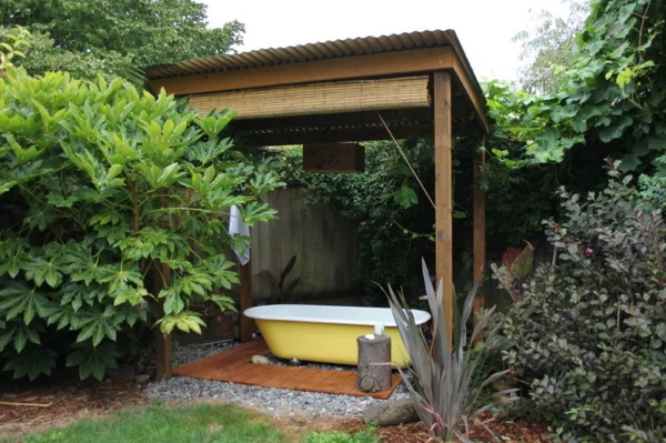  Badewanne im Garten metall gelb bemalt pflanzen