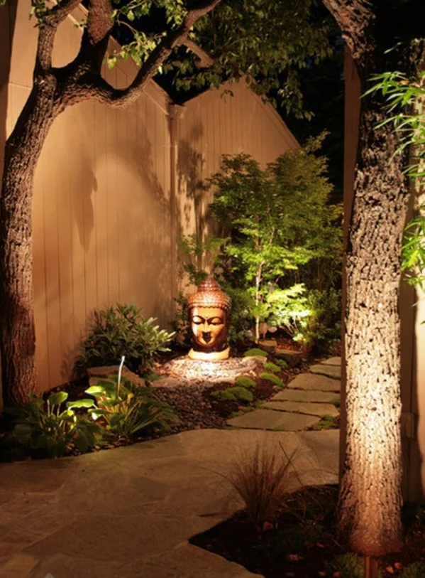 Buddha Figuren im Garten grüne umgebung beleuchtung