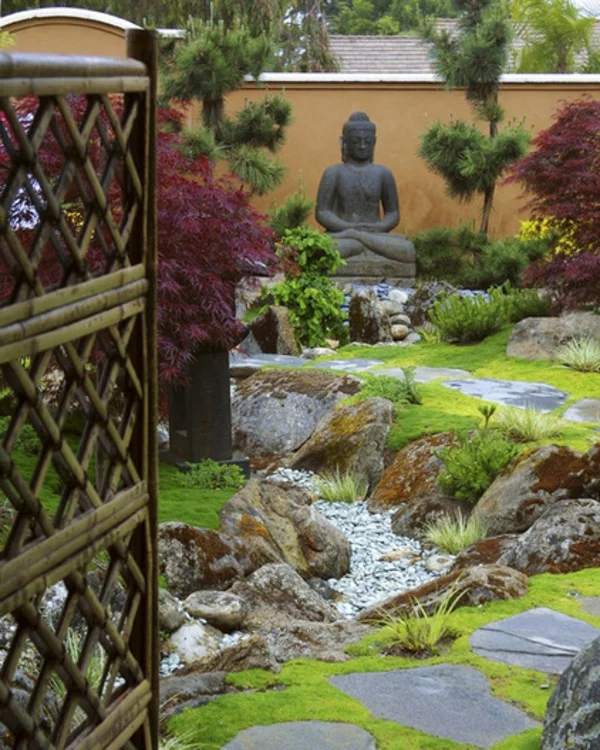 Buddha Figuren im Garten grüne umgebung entspannen