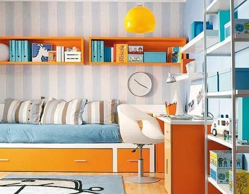  Farbgestaltung mit gestreiften Tapeten und orangenen Regalen 