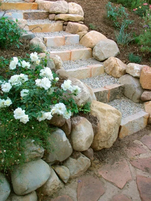 robust stabil treppe Gartengestaltung mit Kiesel trittstufen