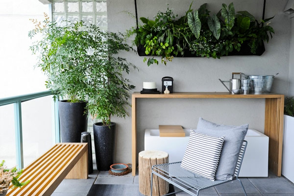 Hängende Zimmerpflanzen und Balkonpflanzen balkonmöbel bank