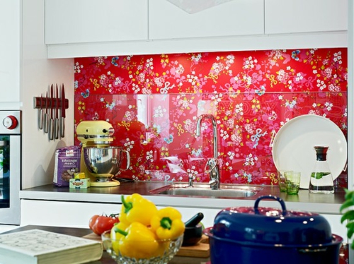Küchenrückwand einbauen rot glanzvoll bunt blumenmuster