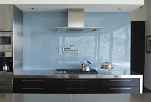 Wohnideen Küche Glasrückwand glanzvoll farben leuchtend blau hell