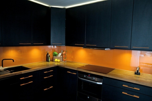 Glasrückwand glanzvoll farben Wohnideen für Küche  leuchtend designs