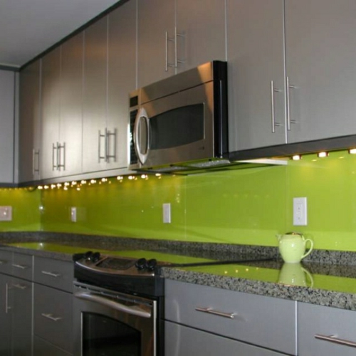 küchenrückwand glas glanzvoll farben leuchtend grün