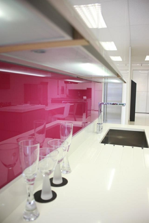 glanzvoll farben Küche Glasrückwand  leuchtend rosarot
