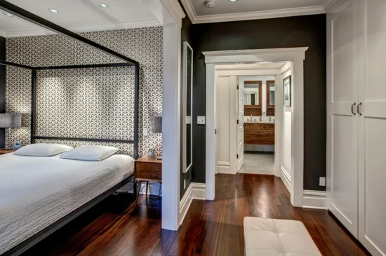 altes haus renovieren projekt schlafzimmer bett holzboden schwarz weiß
