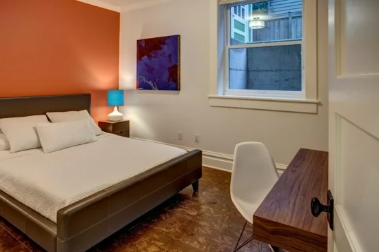 altes haus renovieren projekt schlafzimmer gästezimmer orange weiß wandfarbe