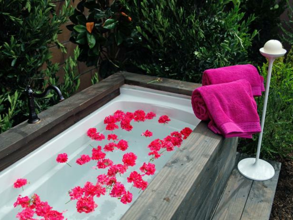oberfläche badetuch badewanne im garten blüten rosa holz 