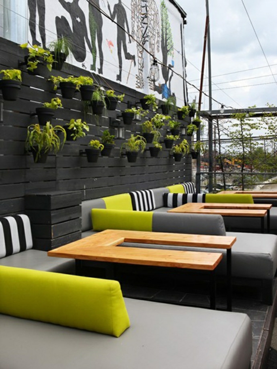 balkon gestalten modern terrassengestaltung beispiele wanddeko pflanzen gartenmöbel