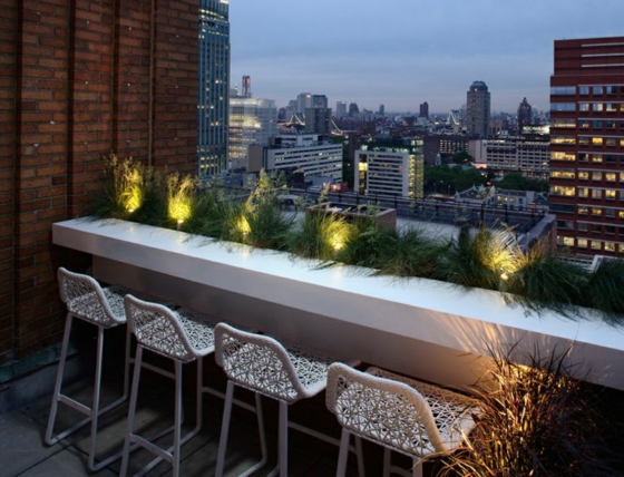 balkon ideen für terrassengestaltung bartresen theke barhocker gartenbeluchtung blick