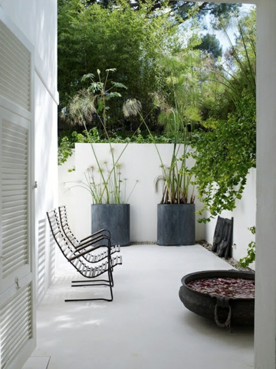 balkon ideen terrassengestaltung minimalistisch betonboden weiß grün