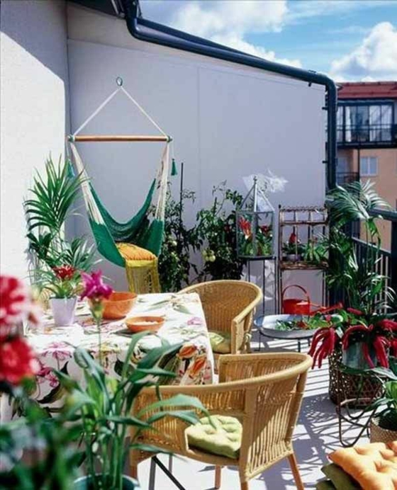 balkon ideen terrassengestaltung rattan stühle schaukel balkon pflanzen