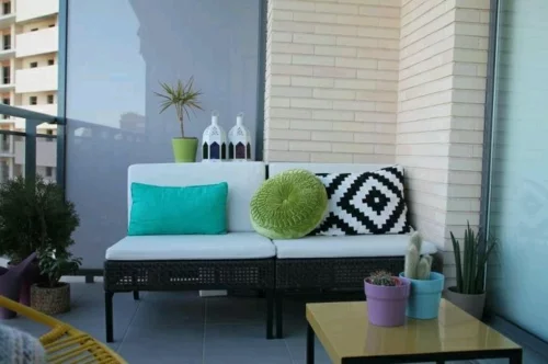 balkongestaltung planen mit kleinem zweiersofa bewohnlich entwerfen idee gemütlich sitzecke