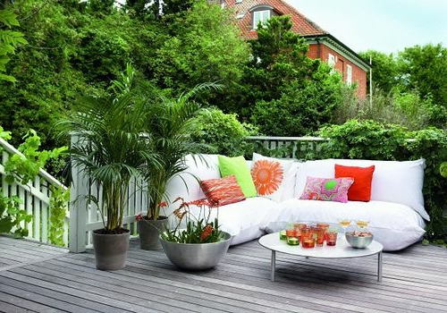 balkongestaltung bewohnlich entwerfen idee gemütlich sofa
