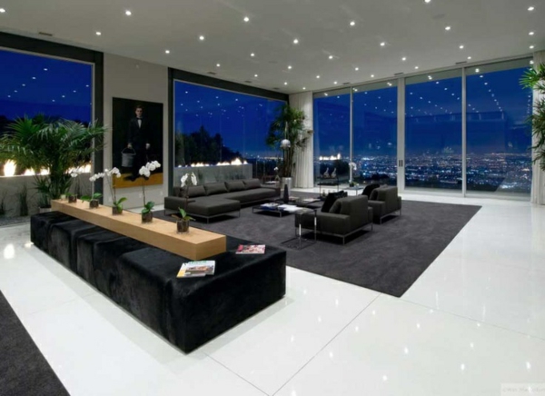 breiter wohnraum große fenster schwarzes sofa 