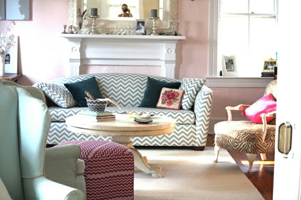 chavron muster sofa sessel einbaukamin wandfarben wohnzimmer