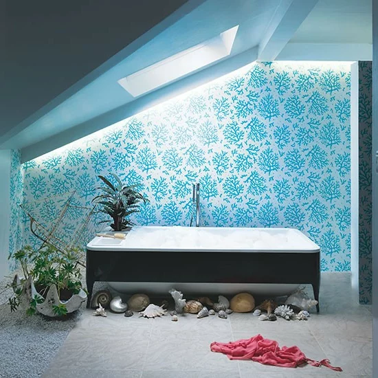 dachfenster wasser wanddeko badezimmer blau nautisch Modernes Bad