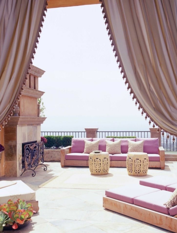 dachterrasse gestalten im orientalischen stil outdoor kamin sofa liege gardinen baldachin