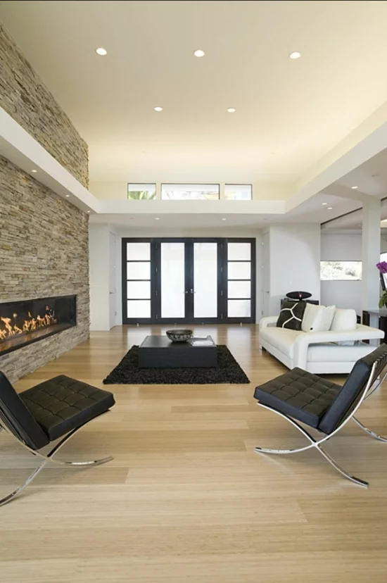 deko kamin im wohnbereich wohnzimmer einrichten sessel minimalistisch einbauleuchten