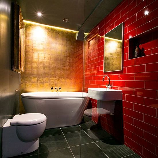 dramatisch dunkel ambiente badewanne bad modern rot wand Modernes Bad
