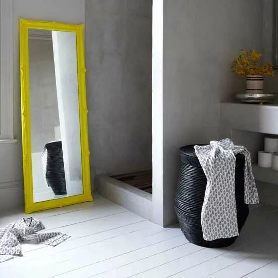dusche spiegel groß gelb rahmen Modernes Bad