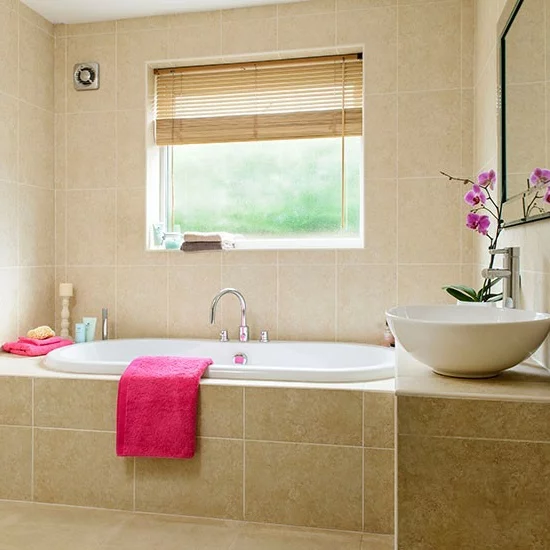 entspannend eingebaut badewanne badetuch rosa waschbecken