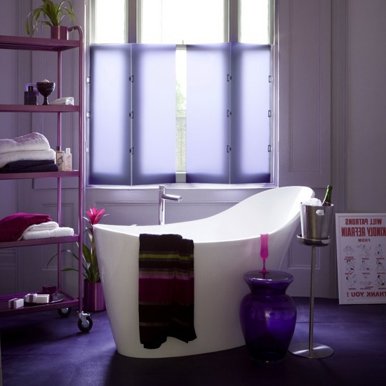 entspannend lila farben badewanne badetücher Modernes Bad