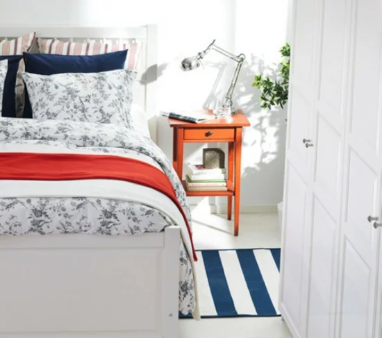 farbgestaltung farbakzente ikea schlafzimmer bett bettwäsche blau weiß maritim