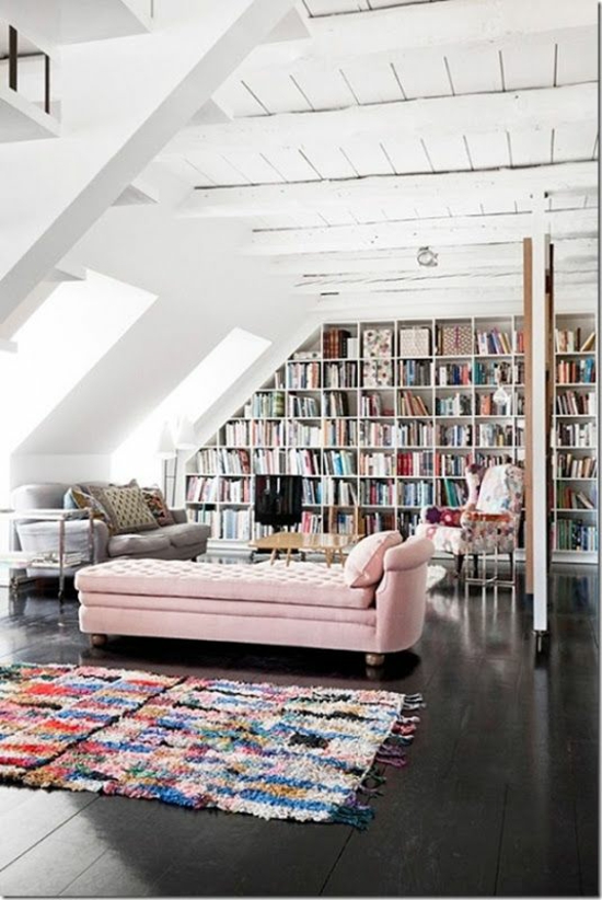 farbideen in rosa wohnzimmer sofa hausbibliothek bücherregale läufer bunt