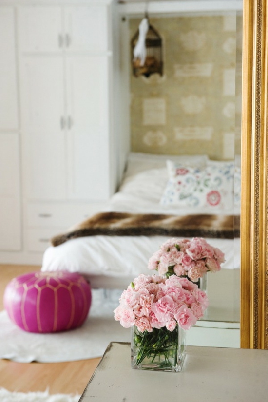 farbideen romantisches schlafzimmer blumen hocker pink rosa farbakzente